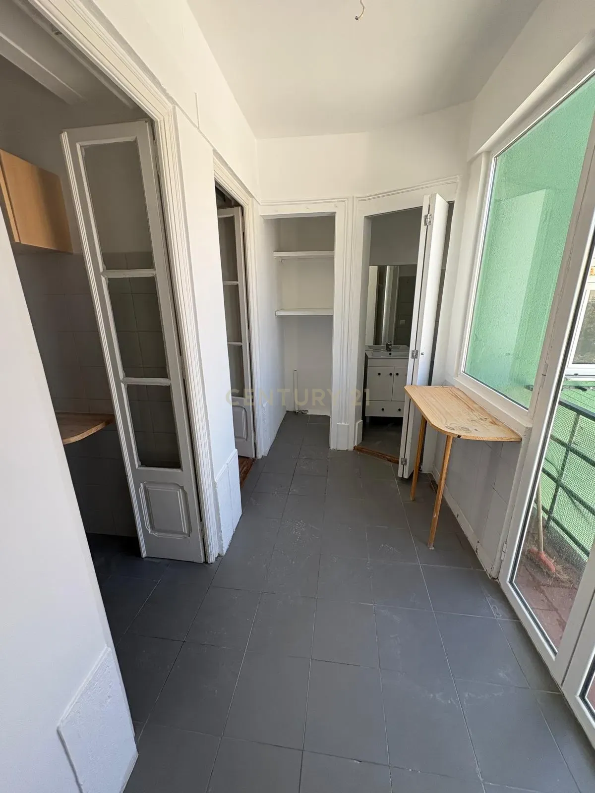 T3 com Sótão Remodelado e Terraço – Alcântara - Image 11
