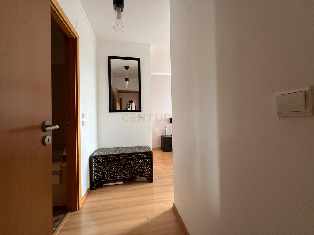 Apartamento T3 com vista desafogada e excelente luminosidade em Lumiar - Image 10
