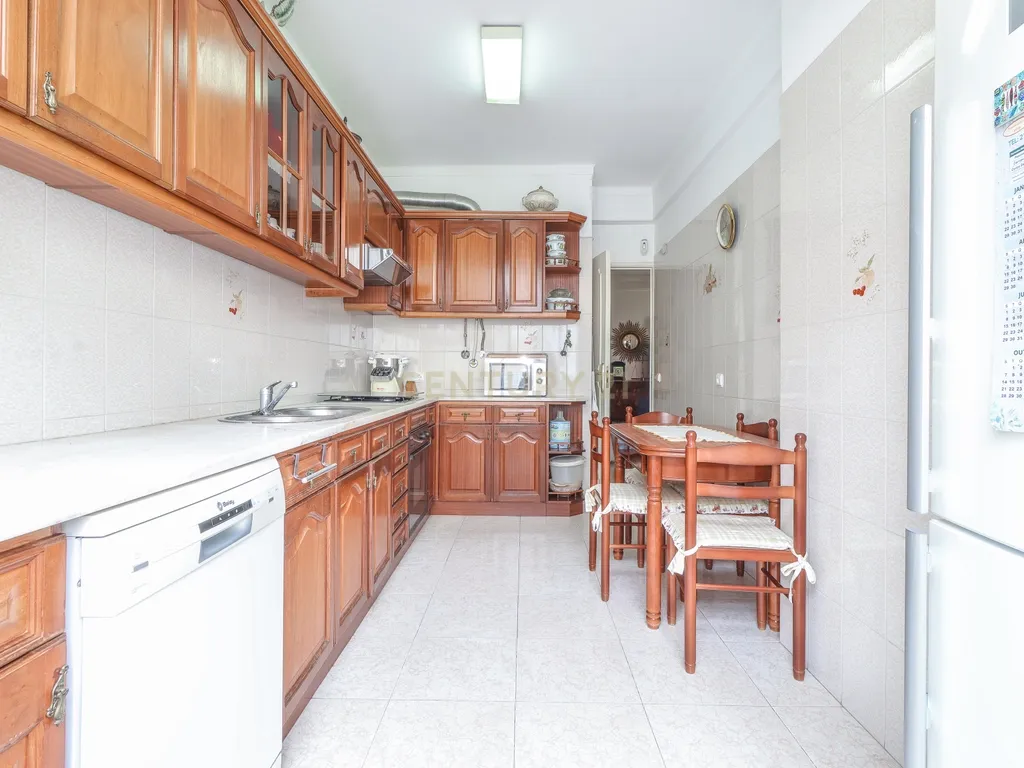 Apartamento T3 no Laranjeiro – Junto à Base Naval do Alfeite | Pronto a Habitar | Elevador - Image 3