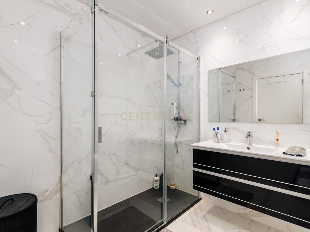 Luxuoso Apartamento T3 em Odivelas com Vista Panorâmica - Image 14