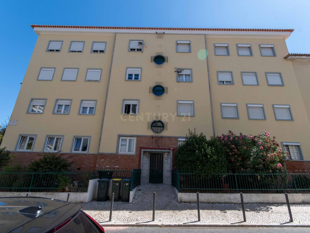 Apartamento T4 luminoso em Alvalade que combina estilo e localização premium - Image 2