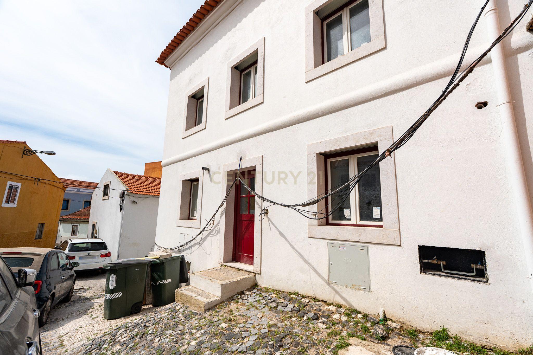 Moradia T4 em Alcântara com Dois Duplex Independentes - Ideal para Habitação e Investimento - Image 4