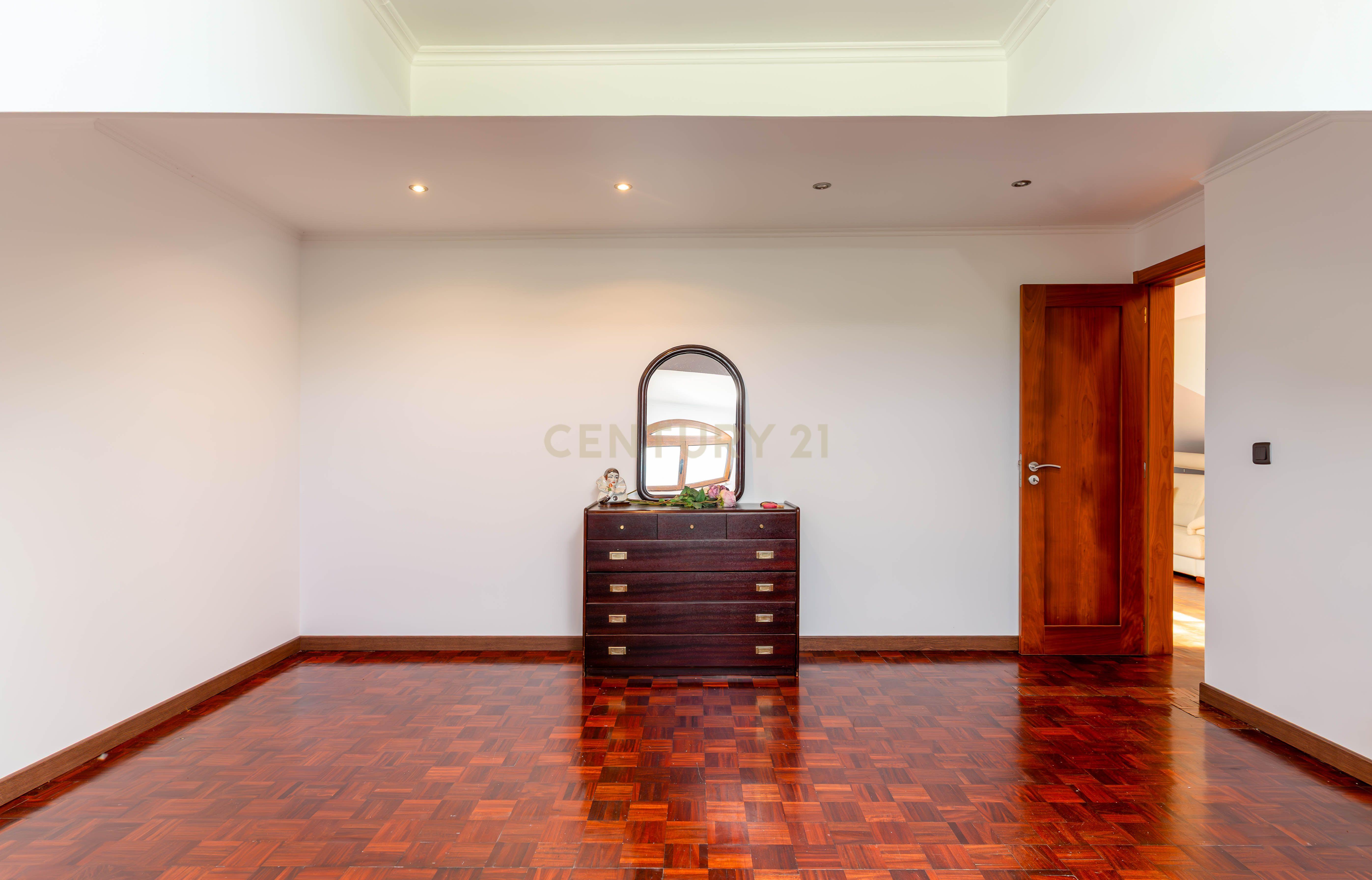 Espetacular Moradia T4 em Mafra com Jardim e Terraço - Image 35