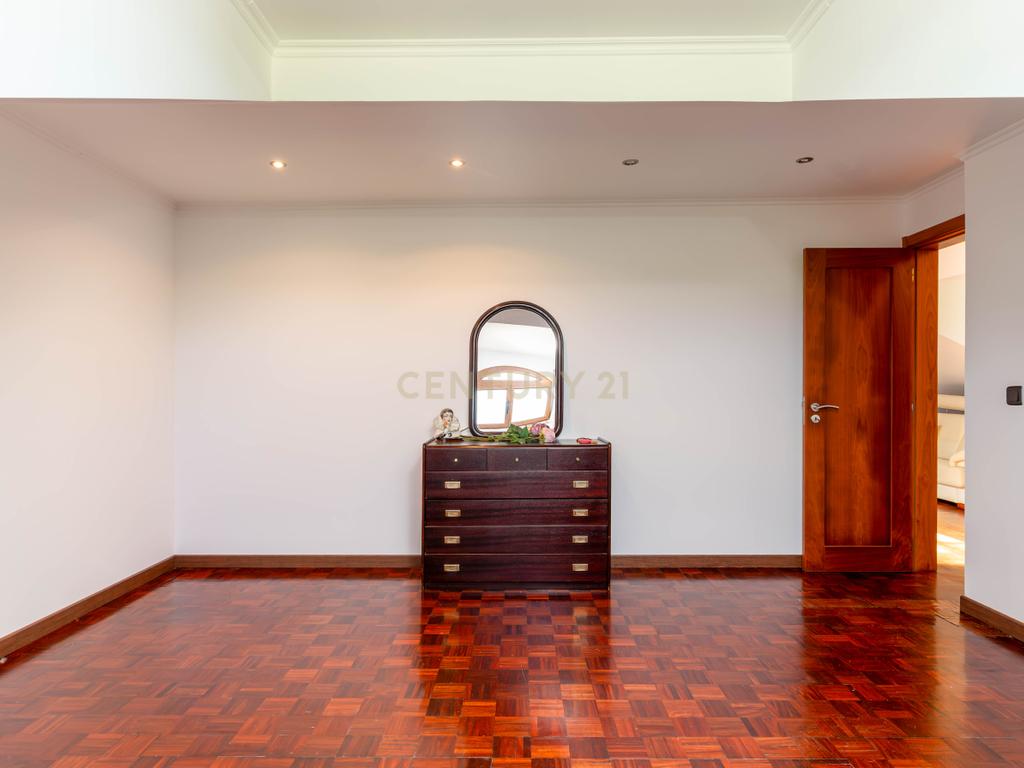 Espetacular Moradia T4 em Mafra com Jardim e Terraço - Image 35