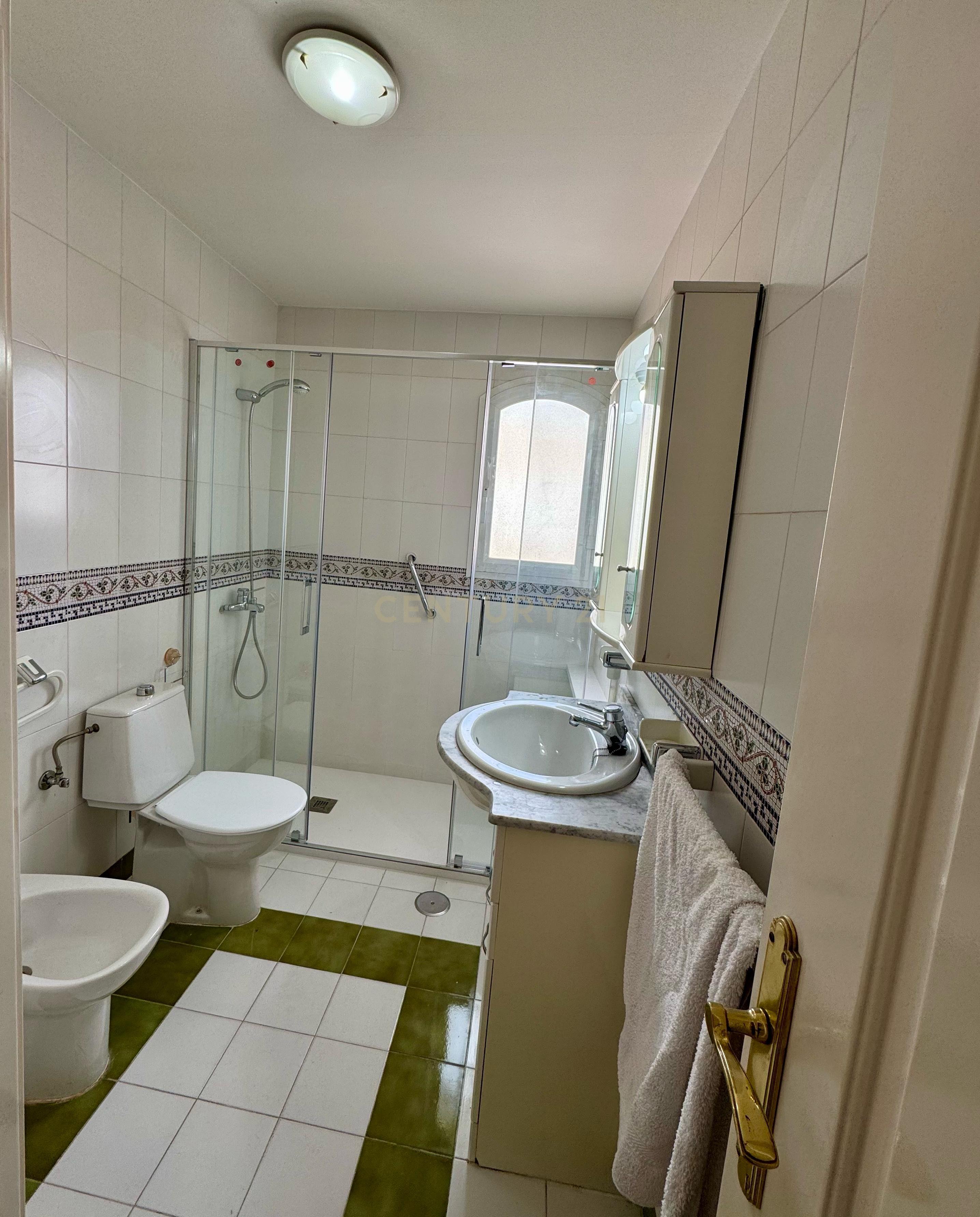Apartamento Renovado em Málaga com Vista para a Montanha - Image 9