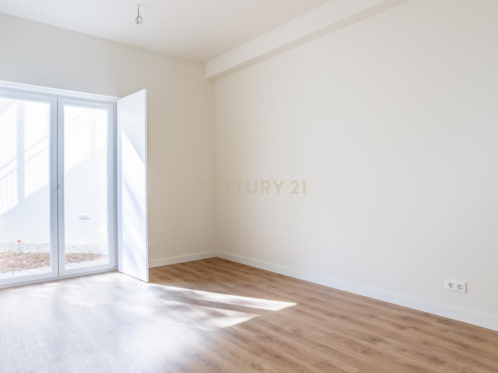 Apartamento T2 NOVO para Venda, em Campolide – Construção de Excelência com Traça Tradicional e Logradouro Privativo - Image 2