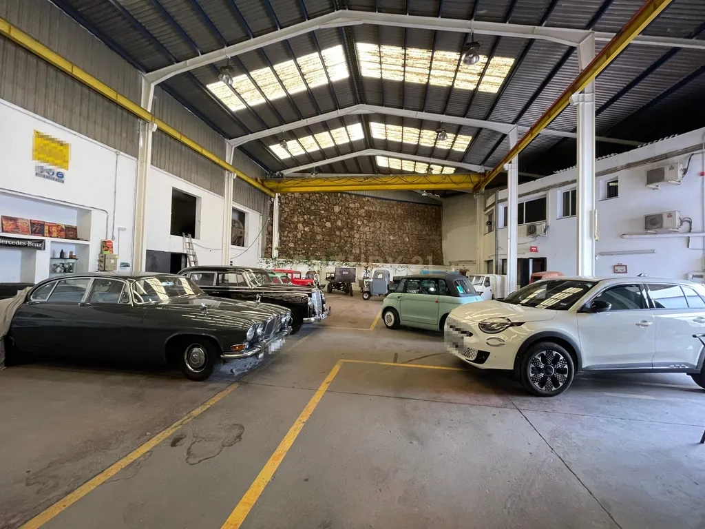 Edifício industrial para venda em Málaga - 878 m², escritórios, ponte rolante e vários acessos - Image 1