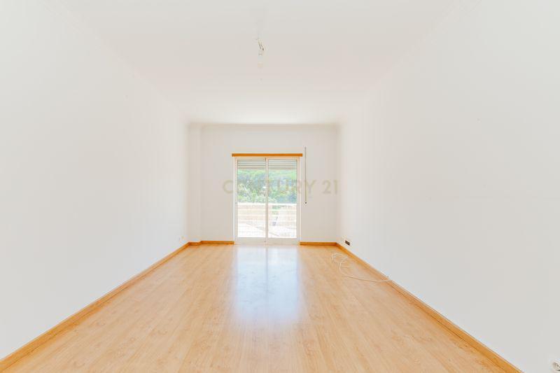 Apartamento T2 em Odivelas com Box e Varanda - Image 7
