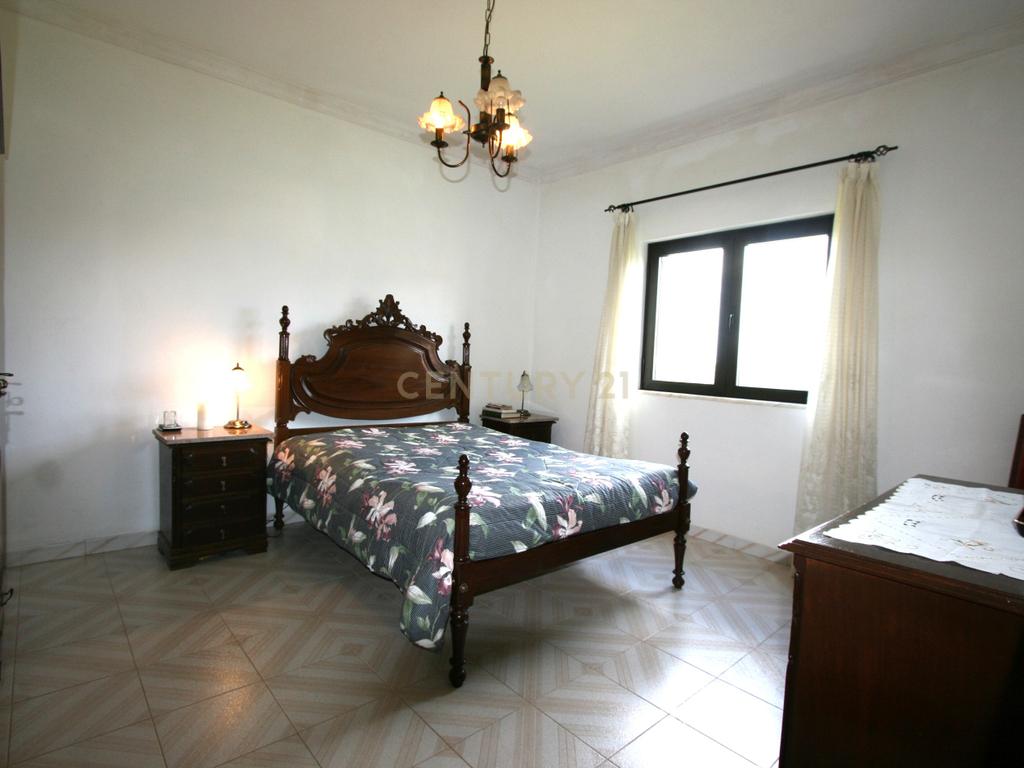 Propriedade de estilo tradicional T3+1, anexo e lote de 8080 m2 em Portela, São Bartolomeu de Messines - Image 14