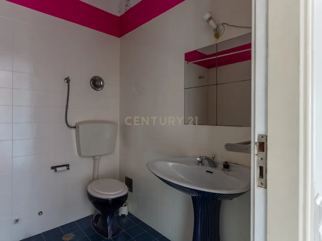 Centro de Lisboa - Crie o Seu Lar neste T1 com Charme e Versatilidade - Image 18