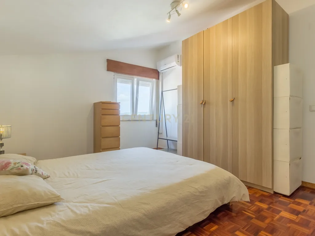 Quinta do Conde - Andar de moradia, 1º andar , com varandas e quatro quartos - Image 17