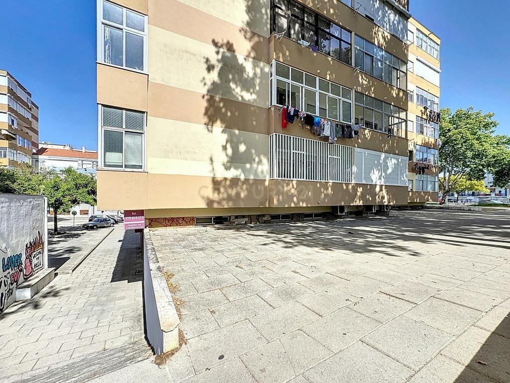 Loja pronta a estrear na Cruz de Pau – equipada, remodelada e com potencial para vários negócios!  - Image 24