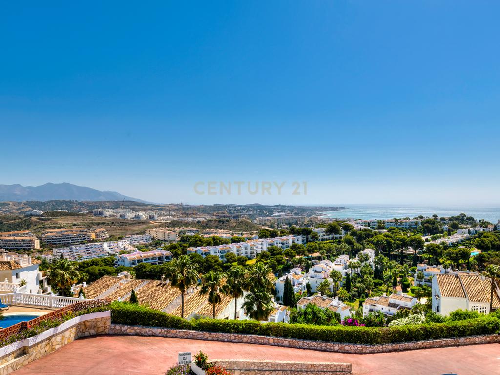 PENTHOUSE TOTALMENTE REMODELADA E PRONTA A ESTREAR COM VISTAS PANORÂMICAS PARA O MAR, DUAS VARANDAS E PISCINA EM MIJAS COSTA - Image 28