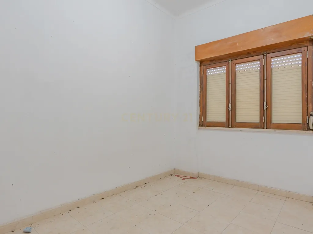 Moradia Isolada com Terreno de 1041 m² – Um Mundo de Possibilidades! - Image 41