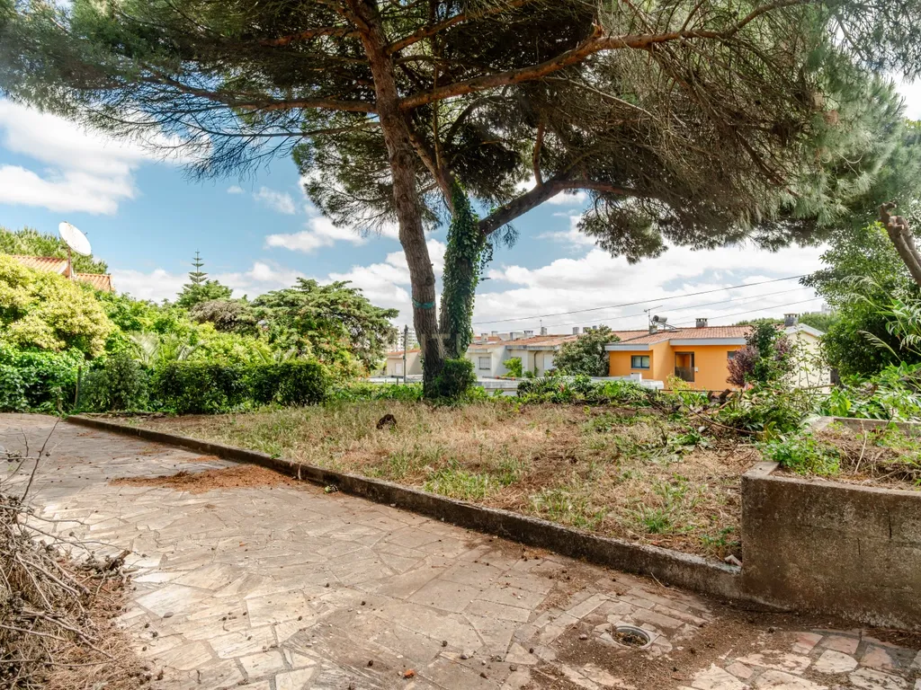T6+1 em 1066 m2 de tranquilidade, para remodelar ou investir - Image 40