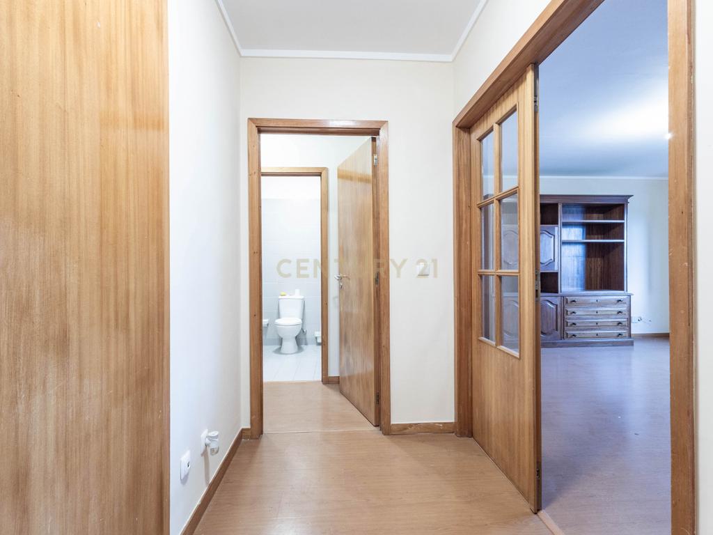 Conforto e Funcionalidade: T2 com Garagem em Ermesinde - Image 2