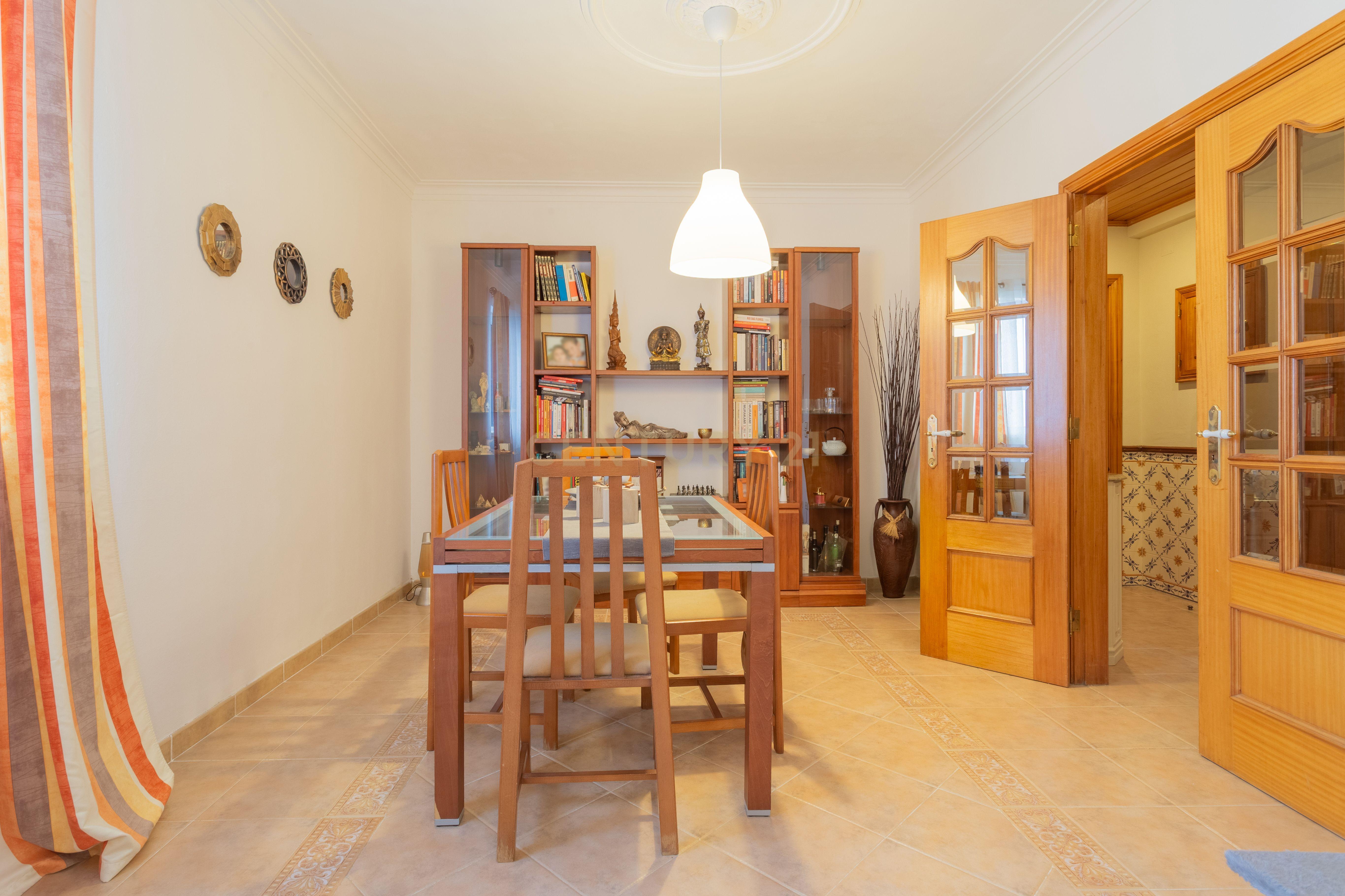 Apartamento T2 na Quinta do Anjo, Setúbal, com Estacionamento e Piscina Comum - Image 8