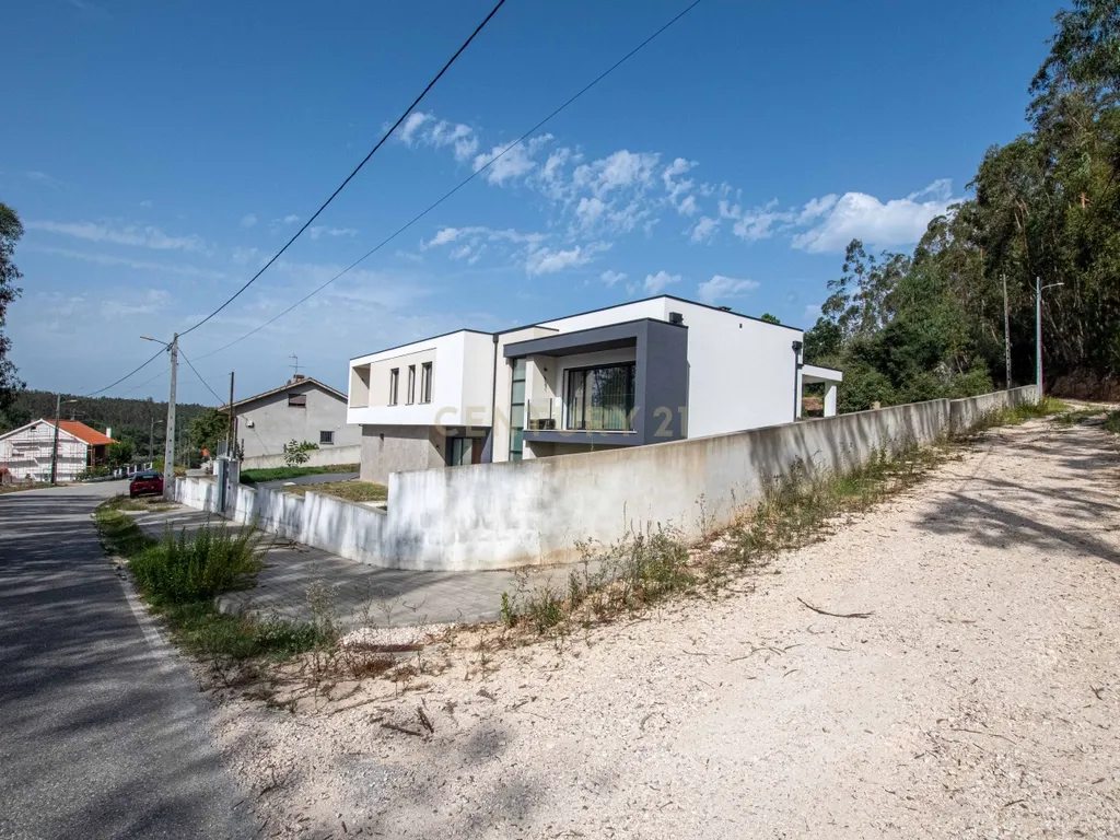 Moradia T4 semi-nova com Piscina, Garagem + Parcela de Terreno Rústico e Vista Serra | Salgueiro, Pombal - Image 6