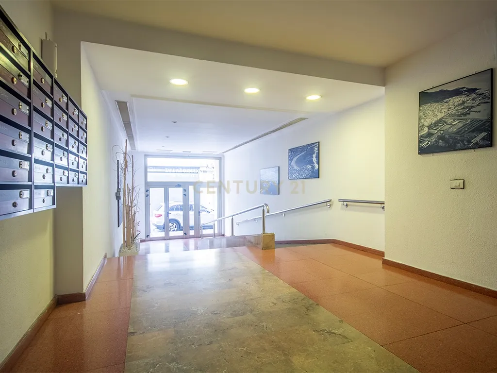 Apartamento totalmente renovado no último andar com garagem e arrecadação a 5 minutos de Las Canteras, Gran Canaria - Image 24