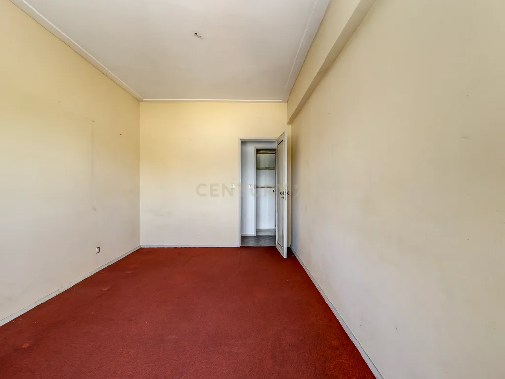 Apartamento T4 com 129 m² e estacionamento — Calçada do Tojal, oportunidade para remodelação total - Image 20