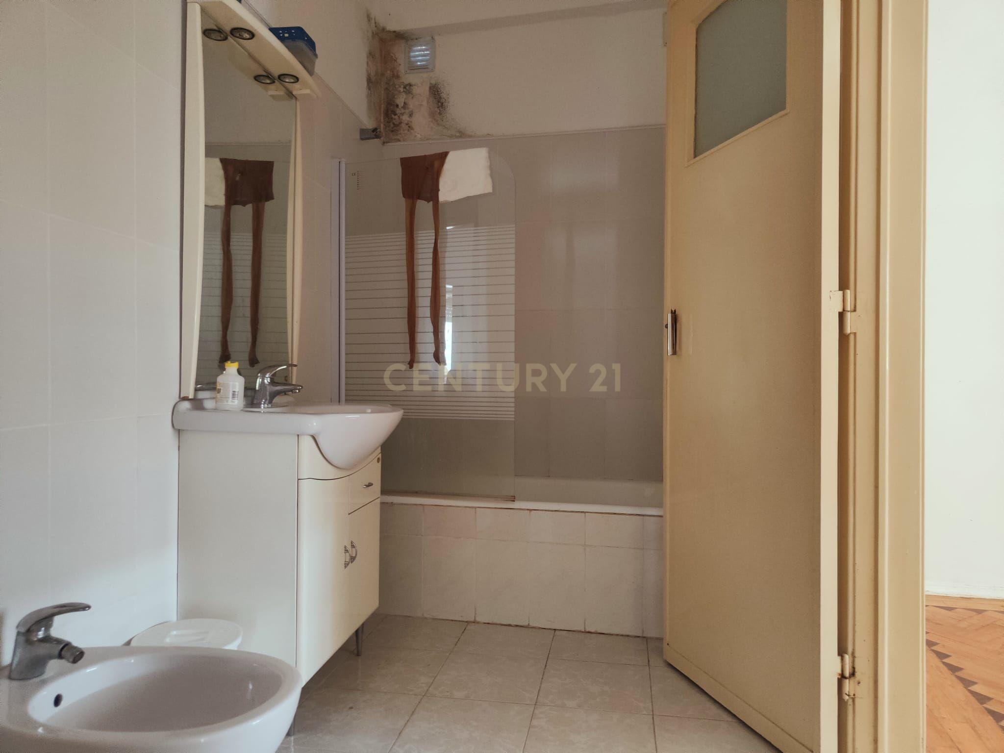 Prédio Bi-Familiar T2 e 2 Anexos Tipologia T1 Em Zona Residencial Tranquila Na Póvoa de Santo Adrião  - Image 75