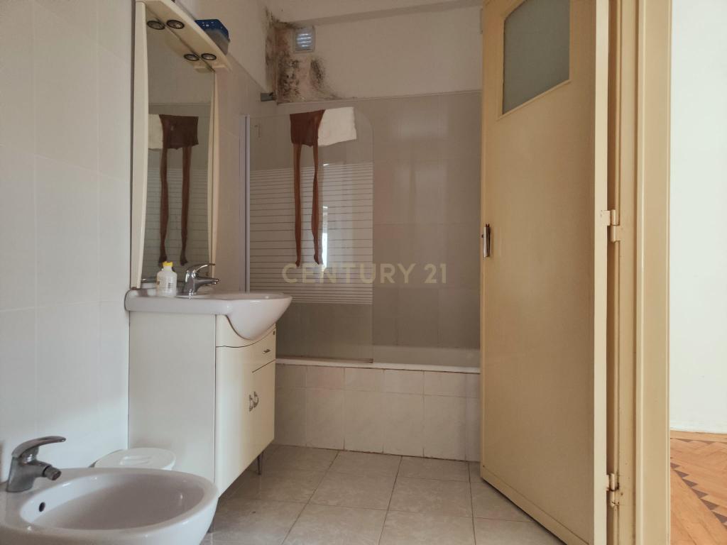Prédio Bi-Familiar T2 e 2 Anexos Tipologia T1 Em Zona Residencial Tranquila Na Póvoa de Santo Adrião  - Image 75