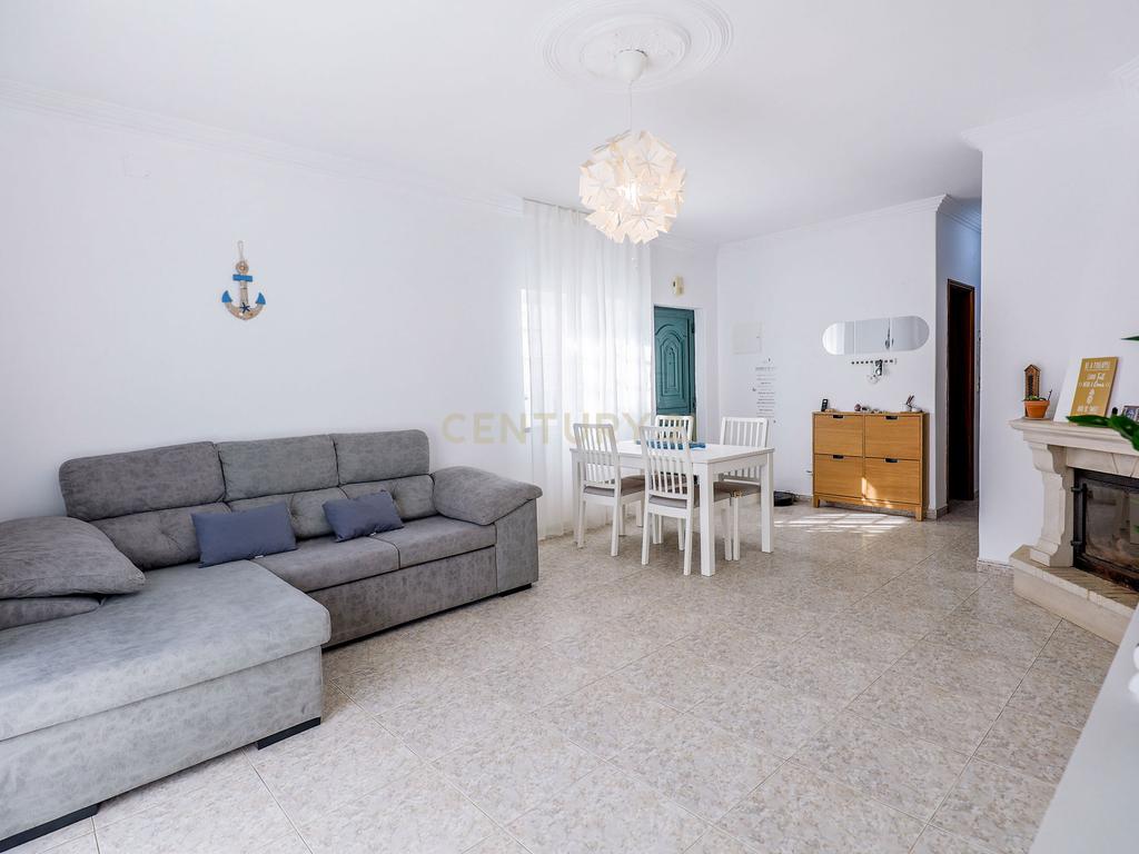 Moradia T3 com Garagem, Espaço Exterior e Sótão Aproveitável na Quinta do Conde - Image 2