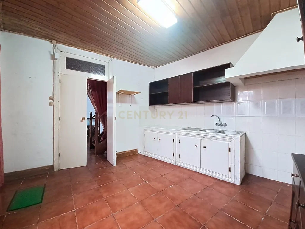 Moradia no Centro da Povoação com 2 Garagens - Image 19