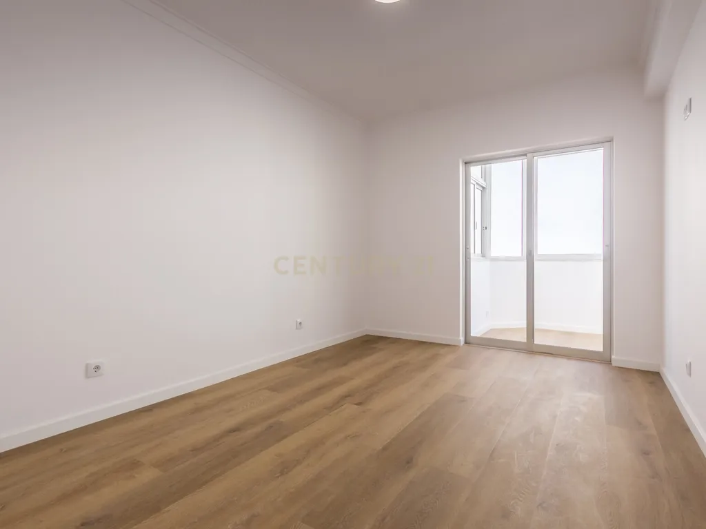Apartamento T2 Remodelado - Sobreda *RESERVADO* - Image 11