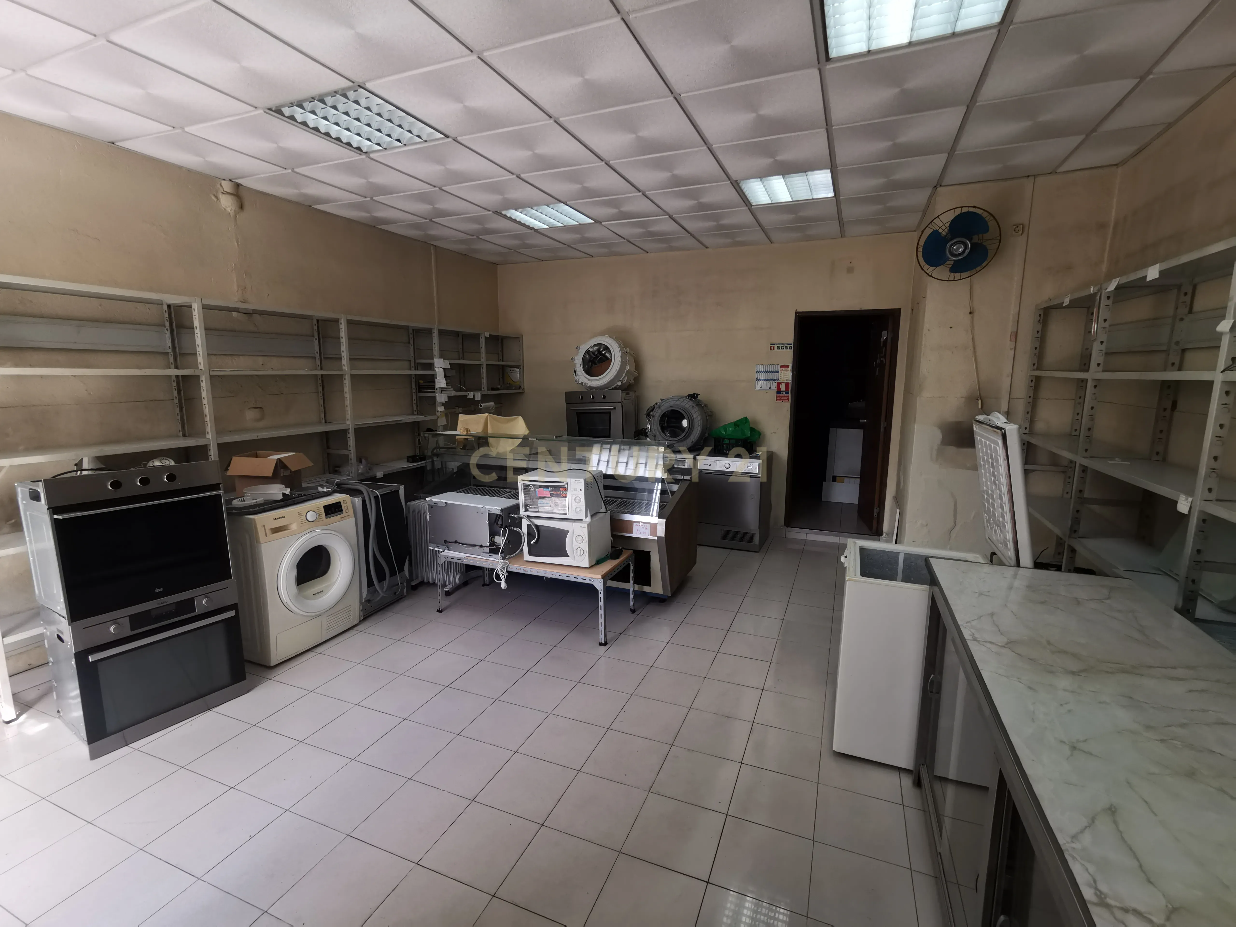 Fotografia 6 de Vende-se Loja , ou Garagem  ou outros ramos de Negócio- Cova da Piedade- Barrocas