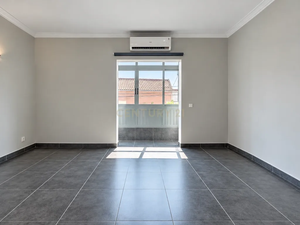T2+2 Renovado com Sótão, Espaço Exterior e Garagem — Centro de Tires - Image 5