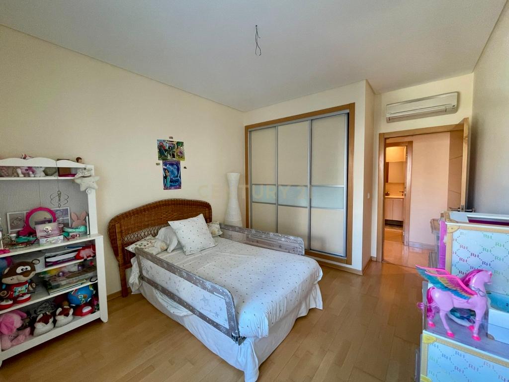 Excelente Apartamento T3 com 185 m² para Arrendamento em Telheiras – Rua António Quadros - Image 11