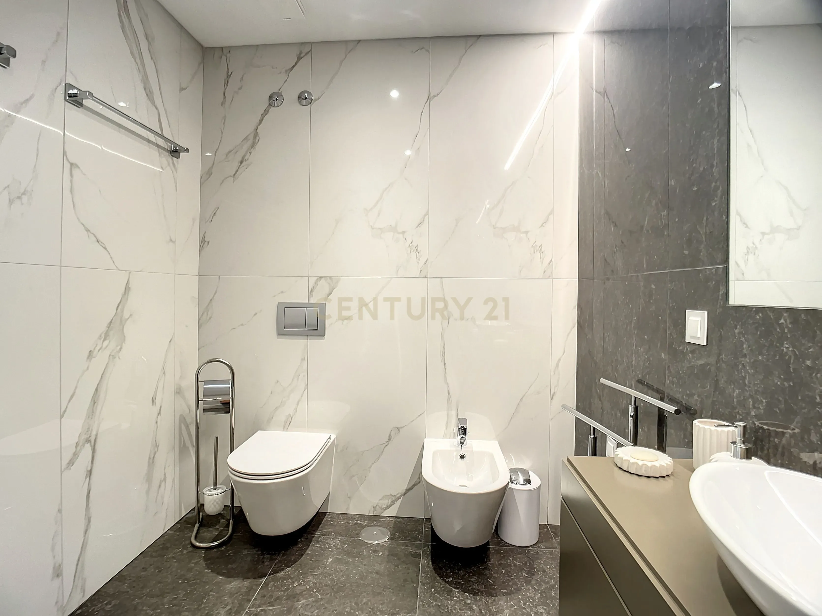 Duplex inserido no condomínio de luxo em Nazaré - Image 16
