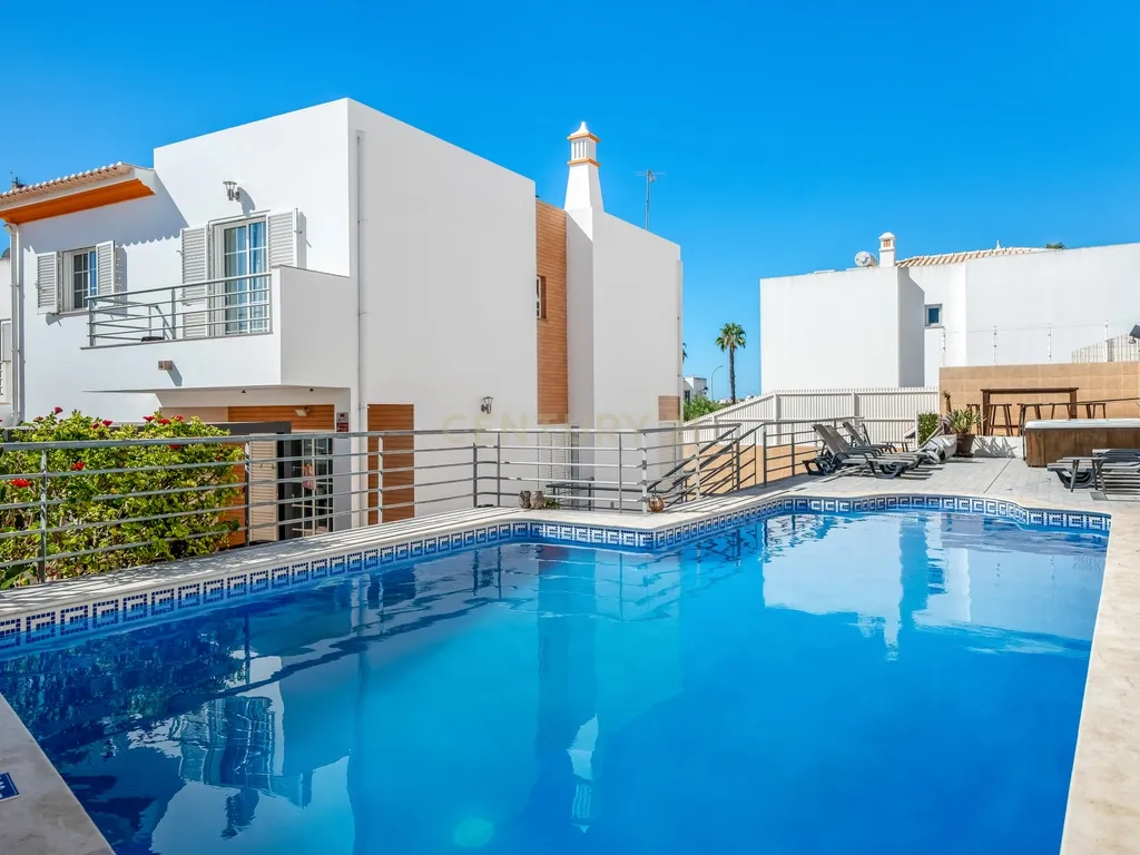 Moradia T4 com piscina, jacuzzi e garagem em Vale Pedras, Albufeira - Image 12