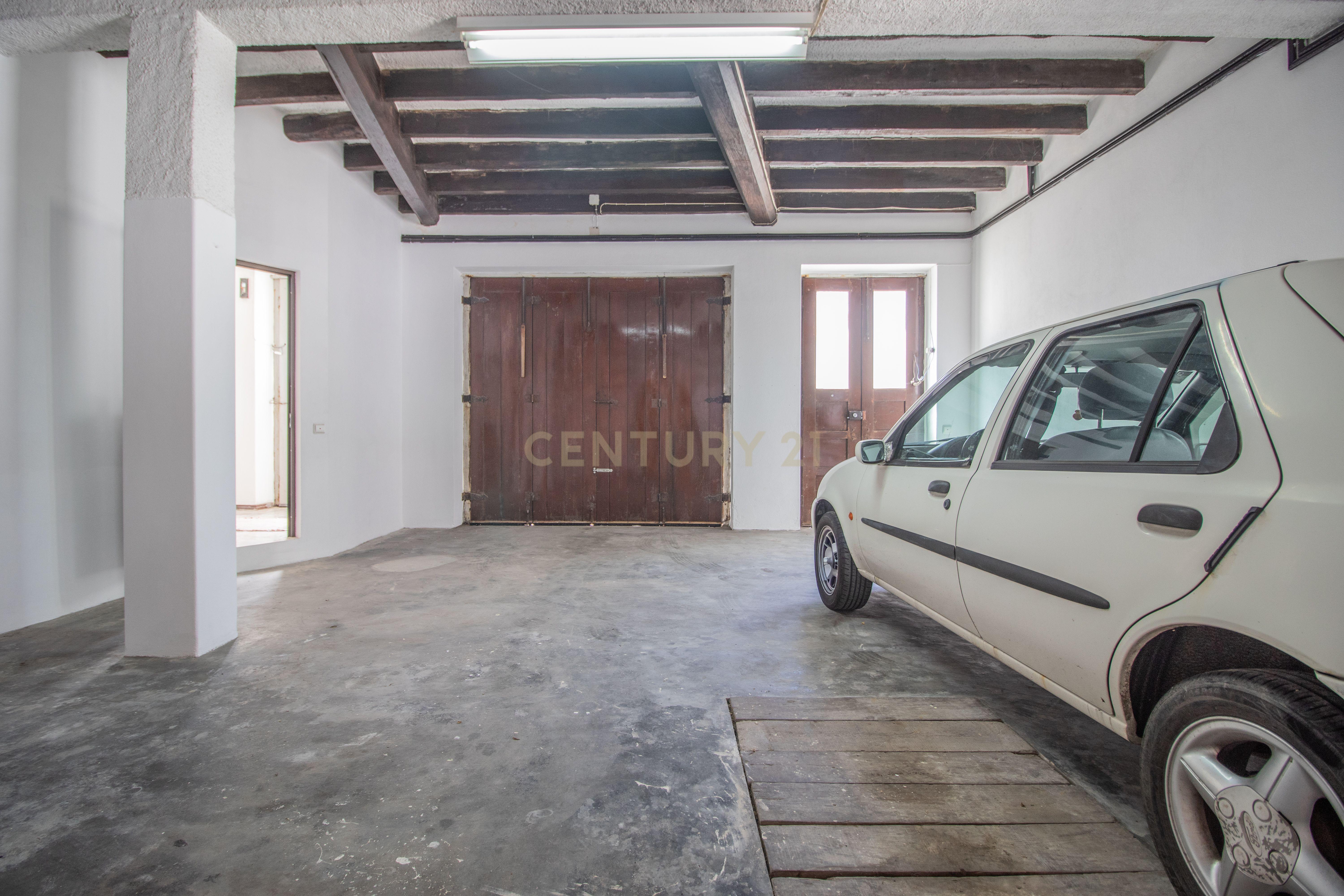 Fotografia 6 de Moradia de Dois Pisos com Garagem Ampla no Centro das Alhadas