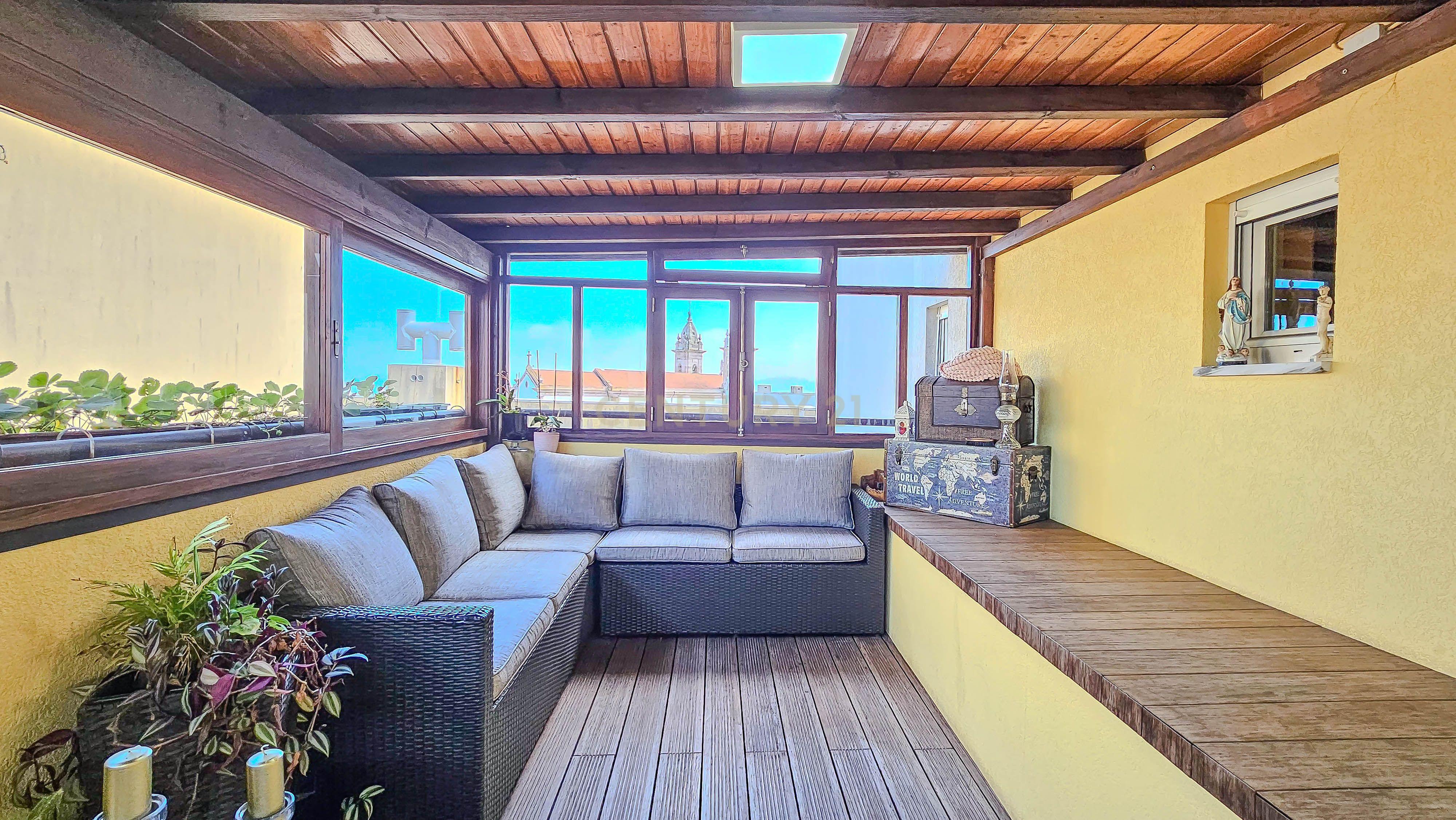 Fotografia 11 de Apartamento T2 no Bonfim, Porto, terraço fechado e varanda.