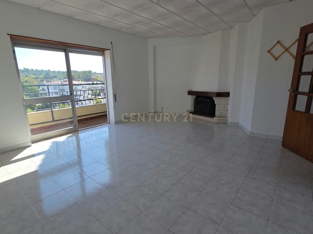 Arrendamento T3 com Garagem | Boas Áreas | Bairro de Santa Apolónia - Image 3