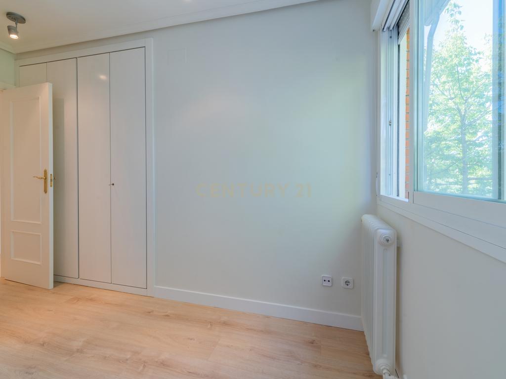 Chalet adosado con jardín en calle Unicornio, Aravaca - Image 24
