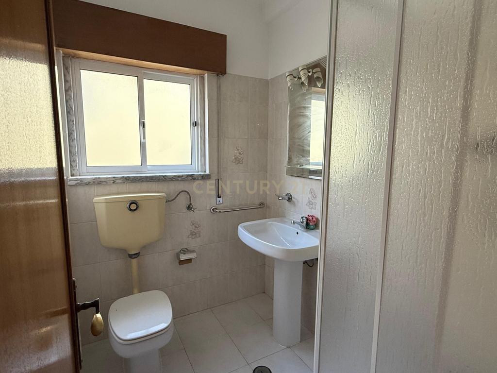 Andar de moradia com 3 quartos para arrendamento em Casal de Cambra - Image 17