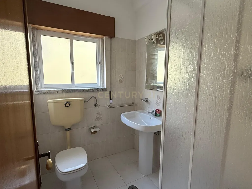 Andar de moradia com 3 quartos para arrendamento em Casal de Cambra - Image 17