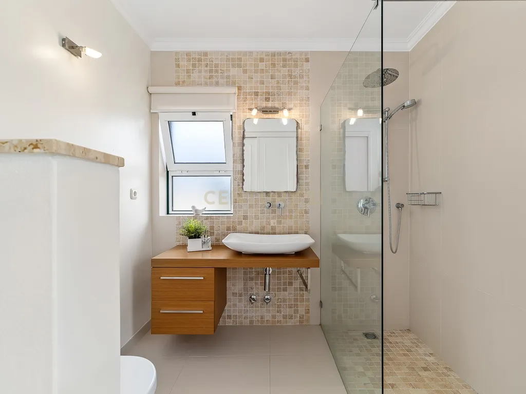 Moradia T4 em Ferragudo, próxima a praias, com Piscina aquecida, Bar e Lounge Exterior - Image 24