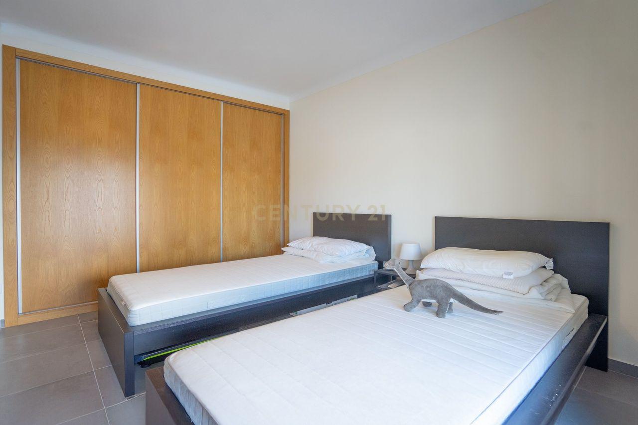 Moradia T4 de qualidade em estado novo com varanda coberta, piscina, terraço, jardim,canil,garagem dupla e vistas boas numa localização sossegada - Image 38