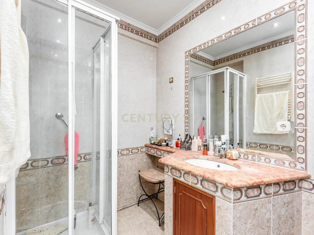 Espetacular Apartamento T5 com Terraço e Garagem, em São Domingos de Benfica, Lisboa - Image 26
