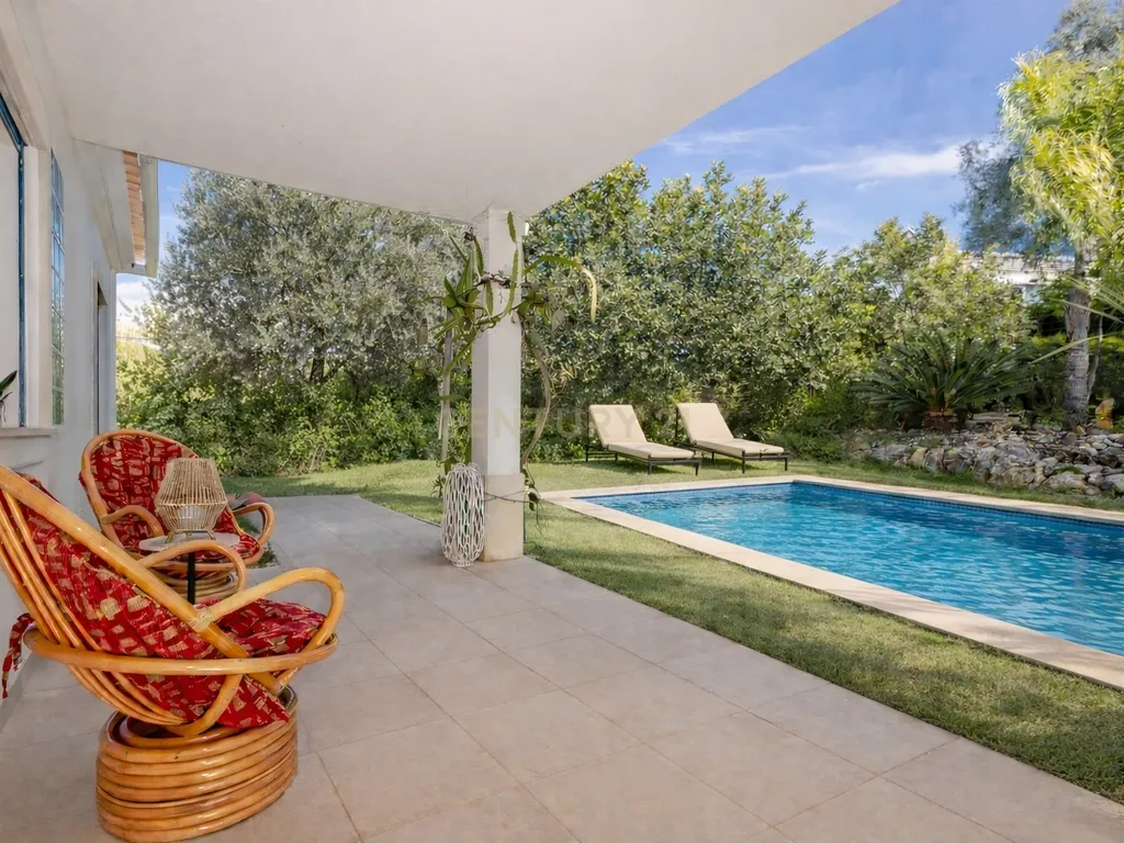 Vivenda exclusiva de construção moderna, 4 suítes, jardim imersivo com lago e viabilidade para piscina. - Image 38