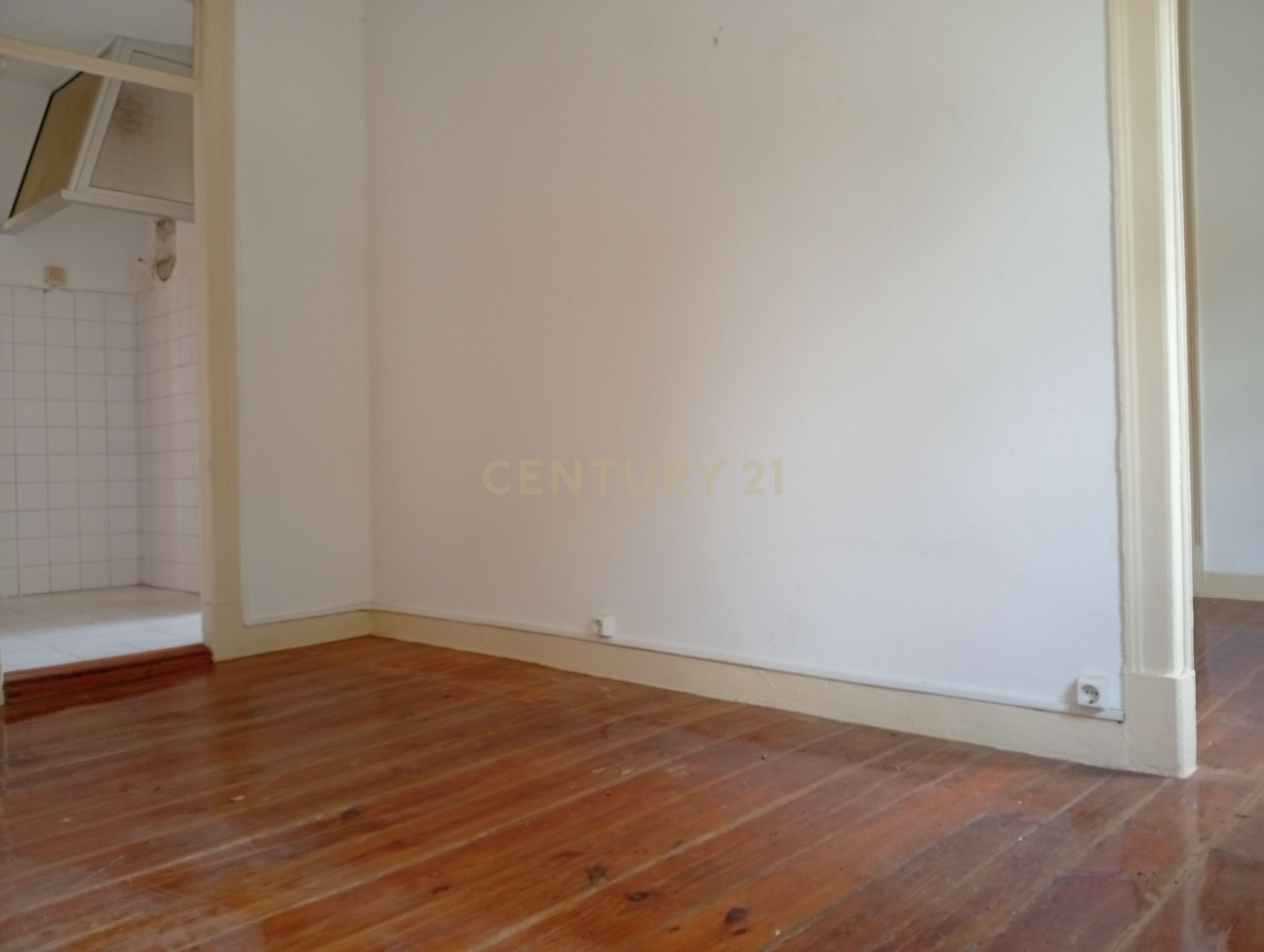 Fotografia 6 de Apartamento para remodelação total situado na zona oriental (a 10m a pé de Metro Santa Apolónia)