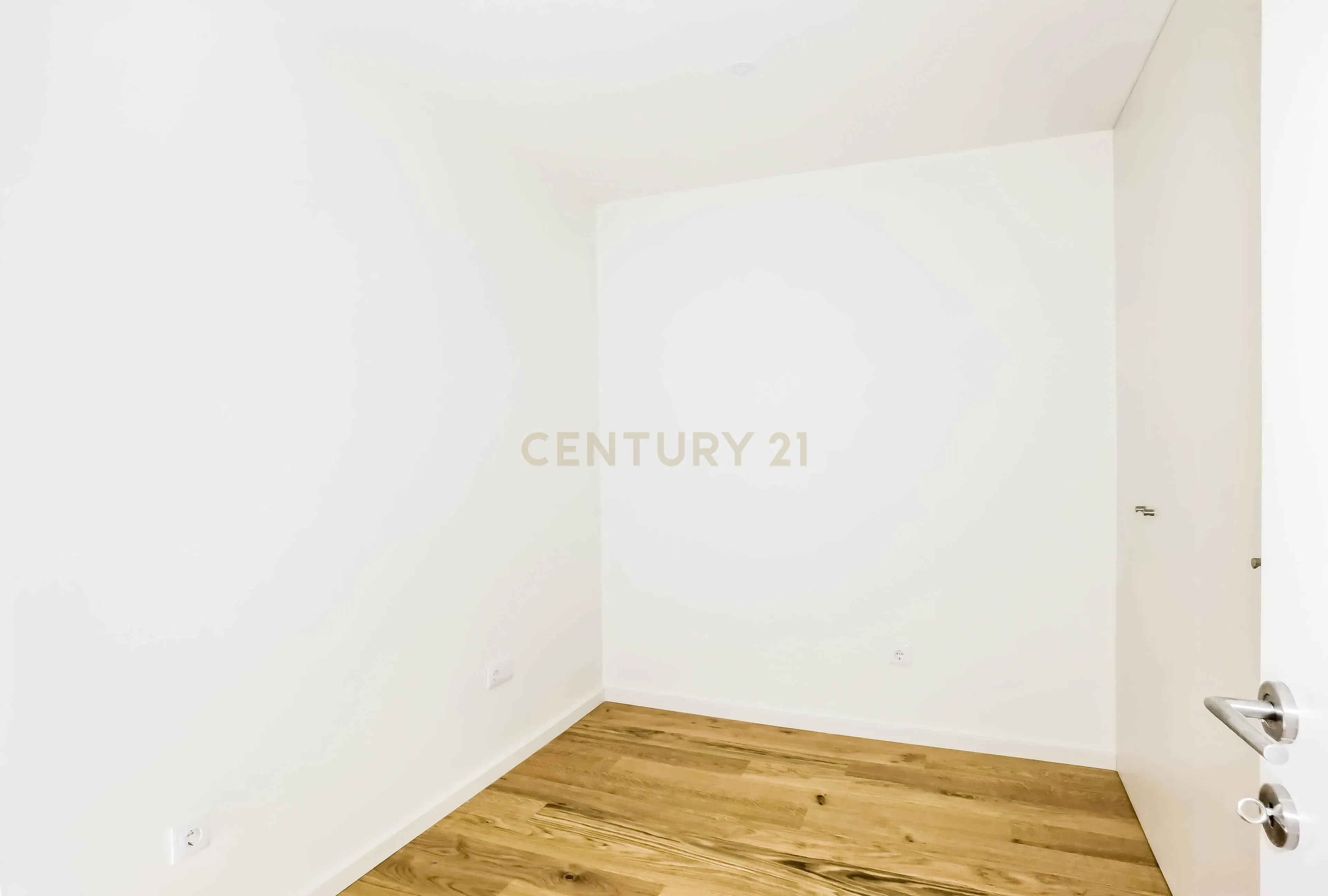 Apartamento T2+1 Duplex com Garagem, Arrumos e Amplas Varandas – Rua Aires Ornelas, Porto - Image 7