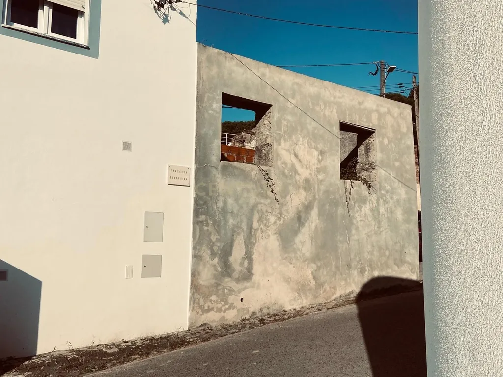 "Moradia em Ruina" - Image 3