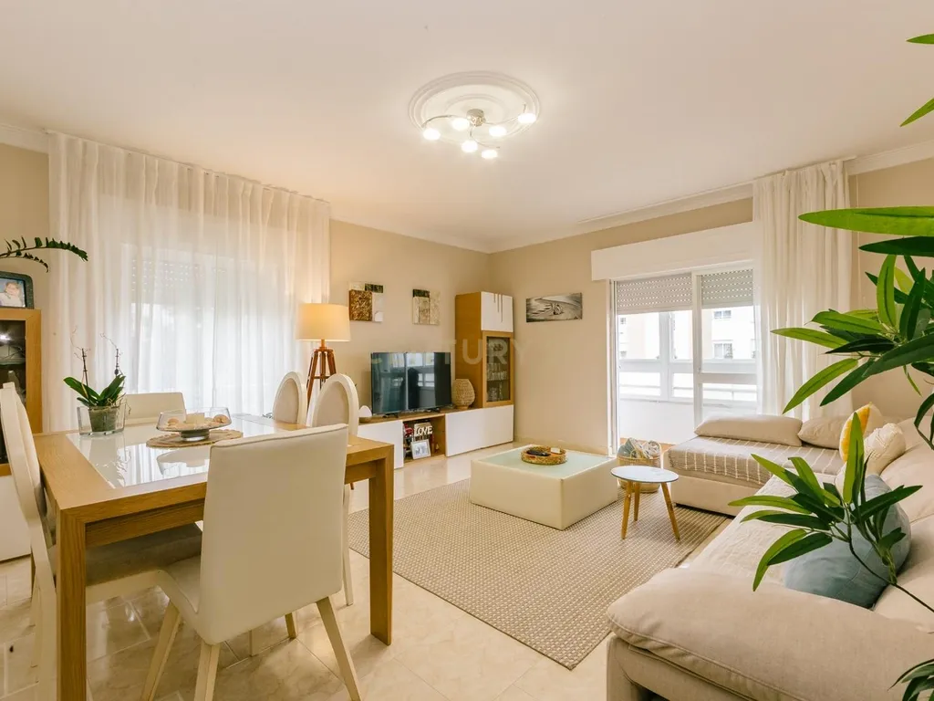 Apartamento T2 em Santa Marta do Pinhal – Corroios - Image 1