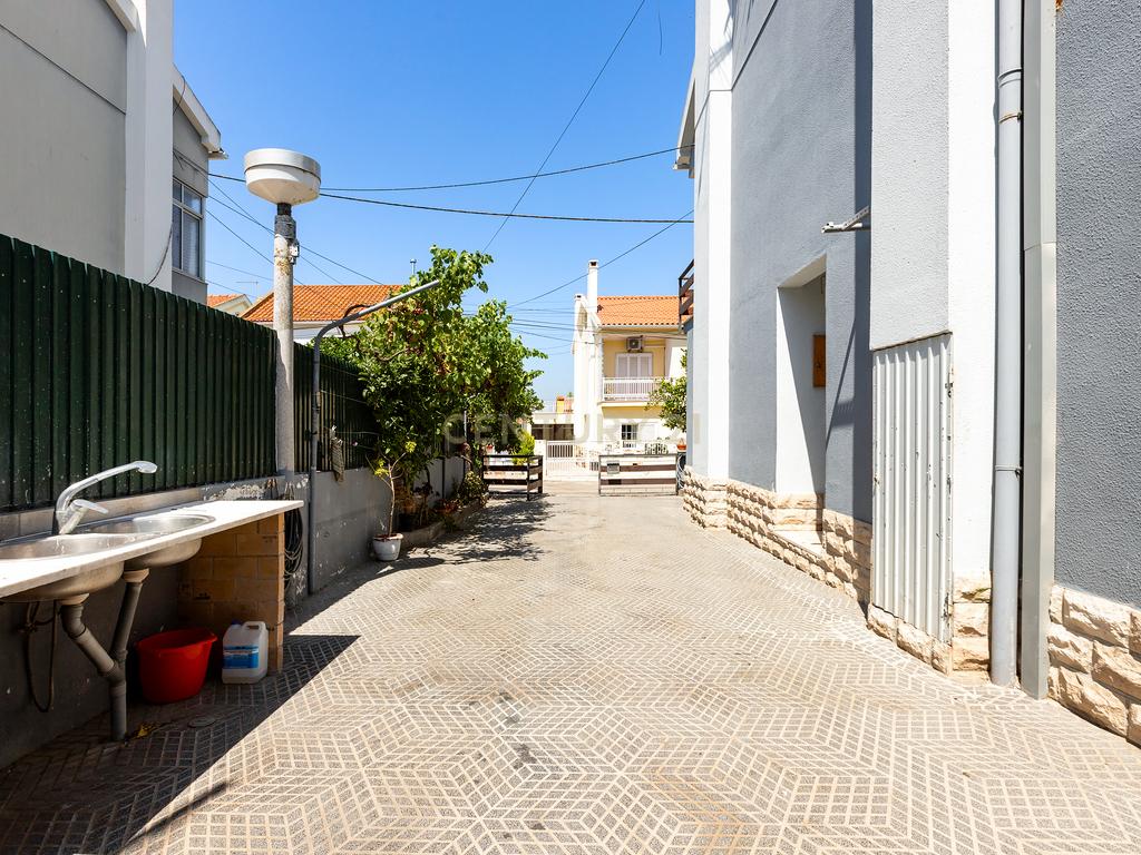 Moradia T3 com Sótão Habitável e Garagem nas Praias do Sado - Image 2