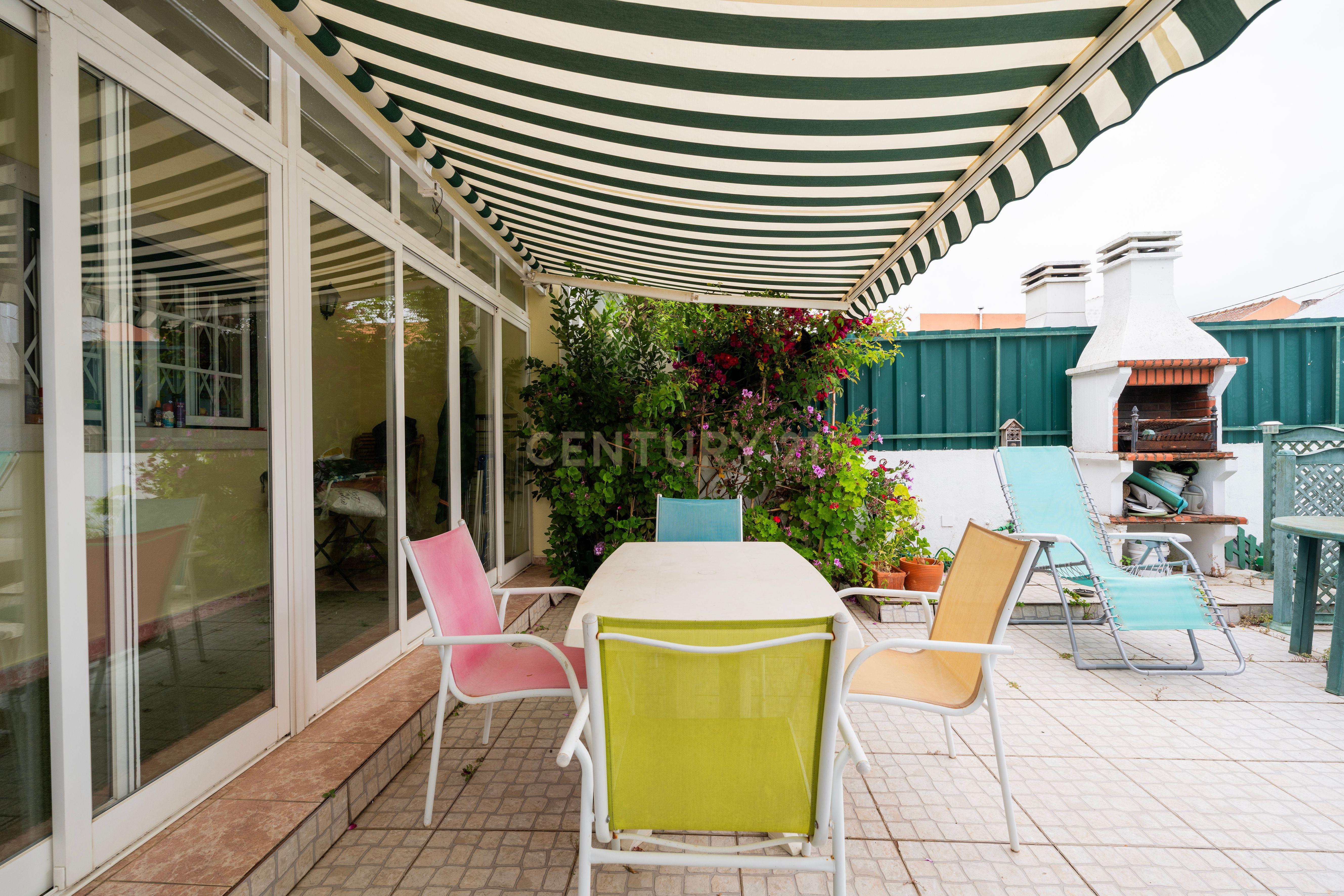 Fotografia 9 de (RESERVADA) Moradia, com 5 quartos, em Pinheiros de Azeitão, Setúbal - garagem e piscina